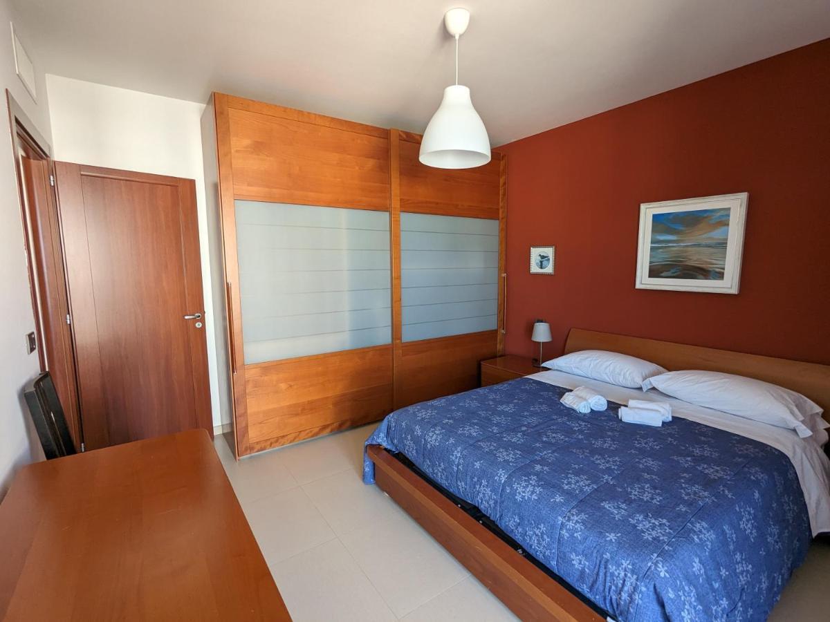 La Casa Dei Due Mari - Large Apartment With Parking Taranto Exterior foto