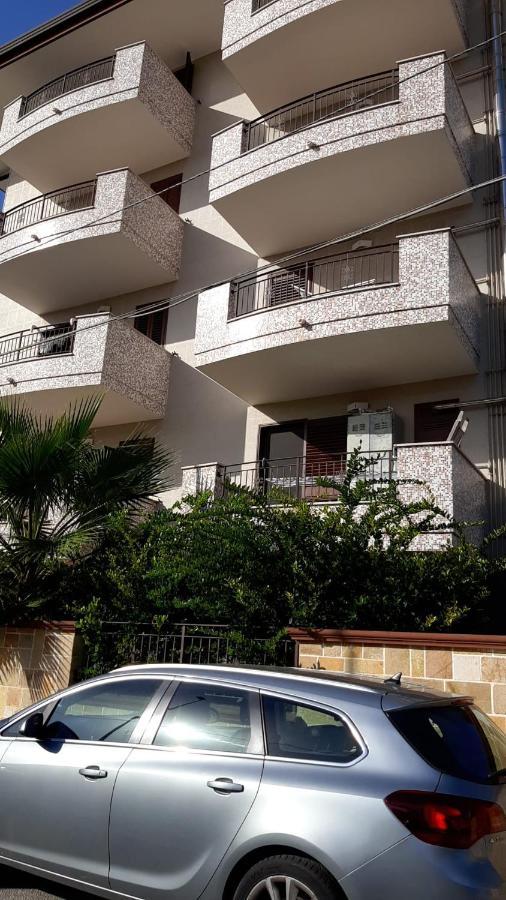 La Casa Dei Due Mari - Large Apartment With Parking Taranto Exterior foto