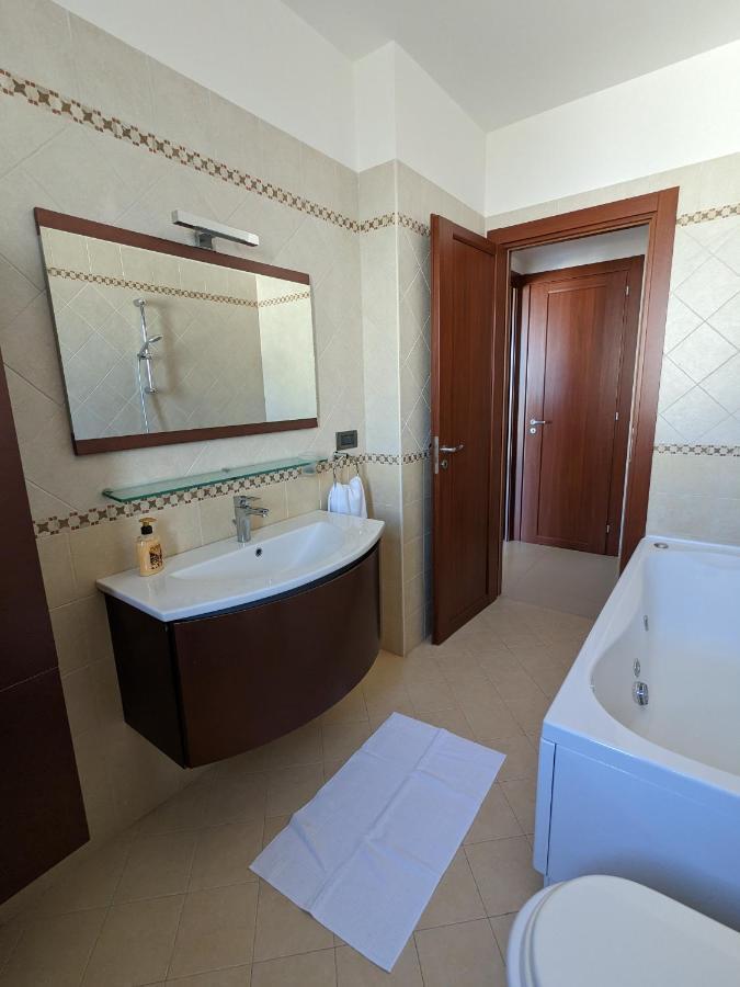 La Casa Dei Due Mari - Large Apartment With Parking Taranto Exterior foto