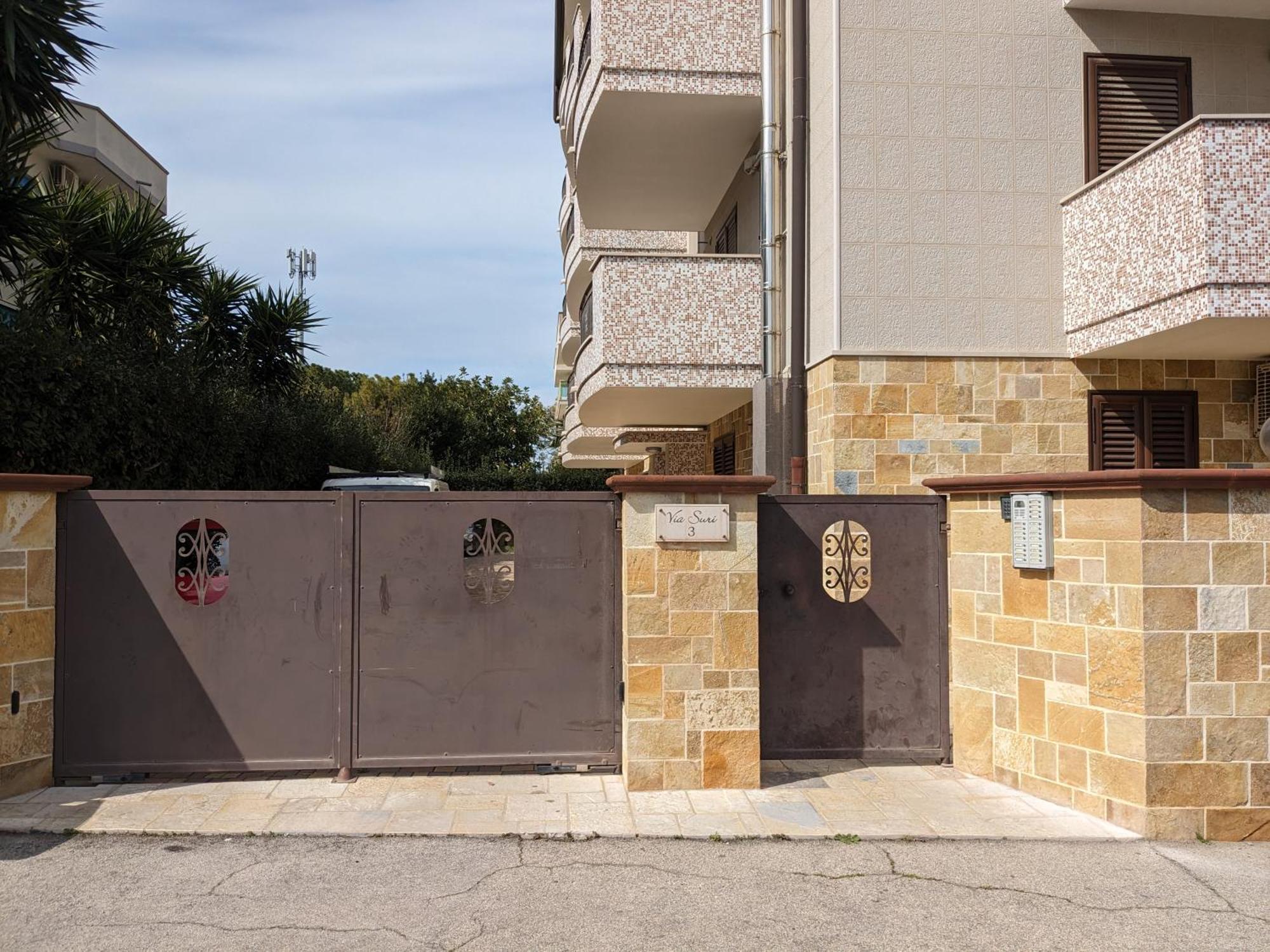 La Casa Dei Due Mari - Large Apartment With Parking Taranto Exterior foto